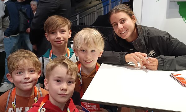 Zu den Newsdetails: Player´s Cheer Up Fangruppe beim Porsche Tennis Grand Prix