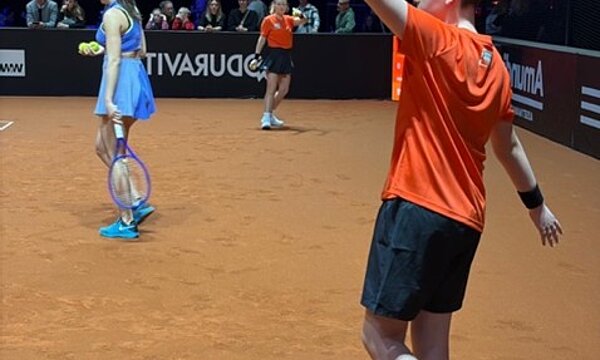 Zu den Newsdetails: Umzingelt von Tennisprofis  beim Porsche Tennis Grand Prix in Stuttgart